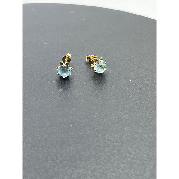 JCM Jacmel Round 5mm Blue Prong Set Blue CZ 14K Yellow Gold Stud Earrings - Picture 3 of 9